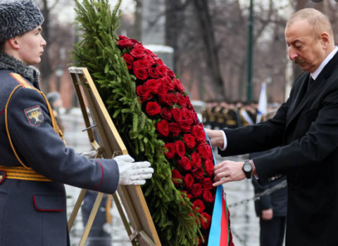 Prezident Moskvada naməlum əsgərin məzarını ZİYARƏT ETDİ