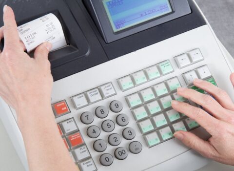 Vitrində bir, kassada isə başqa qiymət: Marketlərin fırıldağı ilə üzləşən müştəri nə etməlidir? – ÖZƏL