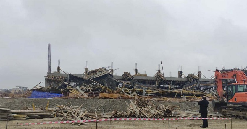 Bakıda tikilməkdə olan bina çökdü: Xəsarət alanların sayı AÇIQLANDI - YENİLƏNİB