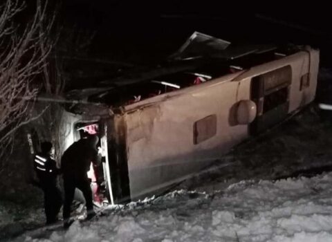 Türkiyədə sərnişin avtobusu yoldan çıxaraq aşdı – 21 YARALI