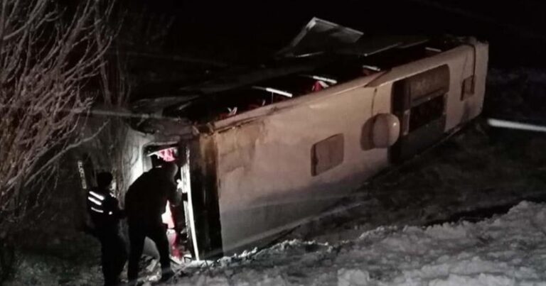 Türkiyədə sərnişin avtobusu yoldan çıxaraq aşdı – 21 YARALI Türkiyədə sərnişin avtobusu yoldan çıxaraq aşdı – 21 YARALI