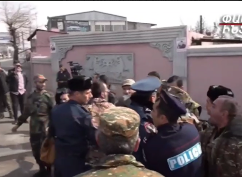 Erməni hərbçilər Türkiyə ilə münasibətlərin normallaşmasına etiraz olaraq yolu bağladılar – VİDEO