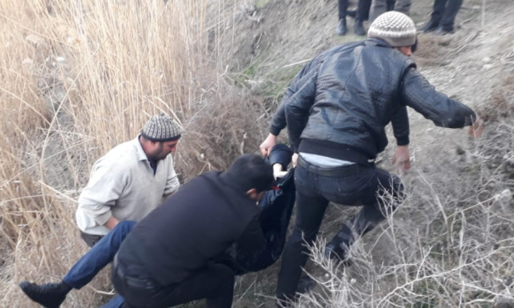 Kürdəmirdə avtomobil kanala düşdü: Rusiya vətəndaşı ÖLDÜ + FOTOLAR