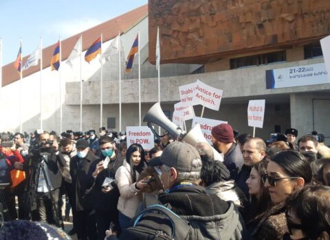 İrəvanda Avronest iclasının keçirildiyi binanın qarşısında ETİRAZ AKSİYASI – VİDEO