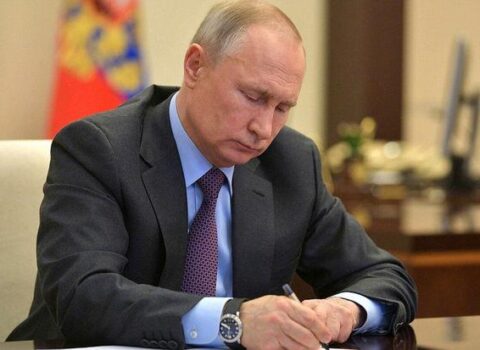 Putin bu şəxslərin 15 il həbsini nəzərdə tutan qərarı imzaladı