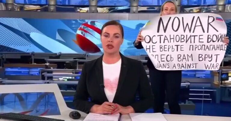 Peskovdan “ORT 1”in canlı efirində “Müharibəyə yox!” plakatı qaldıran qadınla bağlı AÇIQLAMA Peskovdan “ORT 1”in canlı efirində “Müharibəyə yox!” plakatı qaldıran qadınla bağlı AÇIQLAMA