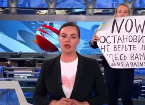 Rusiya kanalında gözlənilməz hadisə: Əlində Ukraynaya hərbi müdaxiləni pisləyən plakatla efirə daxil oldu – EKSKLÜZİV / VİDEO