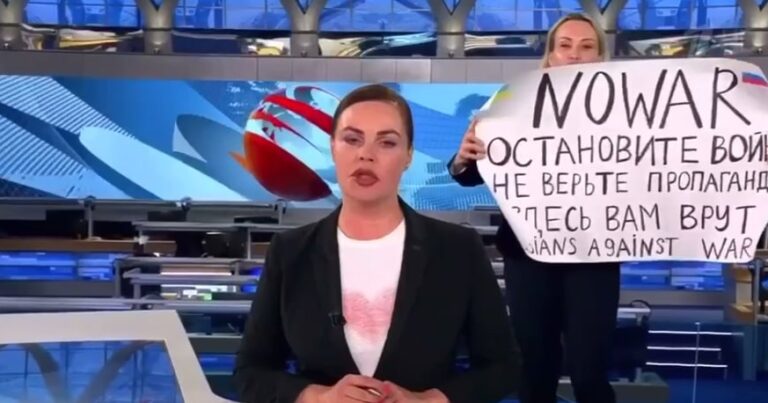 Rusiya kanalında gözlənilməz hadisə: Əlində Ukraynaya hərbi müdaxiləni pisləyən plakatla efirə daxil oldu – EKSKLÜZİV / VİDEO Rusiya kanalında gözlənilməz hadisə: Əlində Ukraynaya hərbi müdaxiləni pisləyən plakatla efirə daxil oldu – EKSKLÜZİV / VİDEO