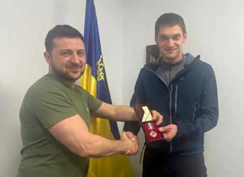 Zelenski ruslar tərəfindən qaçırılan merə medal verdi