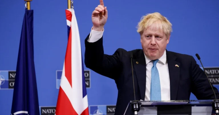 Boris Conson Rusiyanı timsahla müqayisə etdi