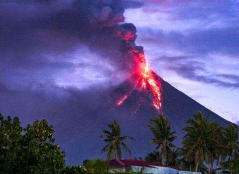 Etna vulkanı 6 kilometr yüksəkliyə kül püskürdü – Ətraf yamaclara lava axır
