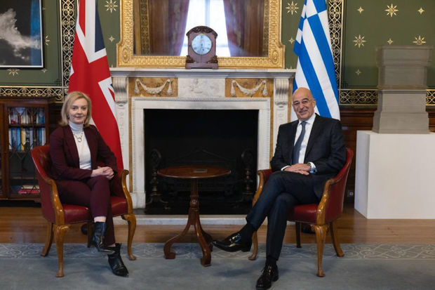 Britaniyalı nazir yunanıstanlı həmkarını müğənni ilə səhv saldı - FOTO