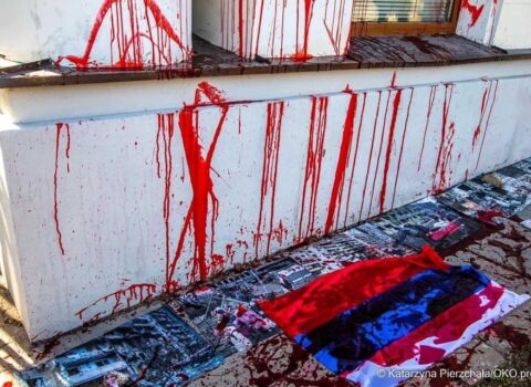 Rusiyanın Polşadakı səfirliyinə qırmızı boya ATILDI – FOTOLAR