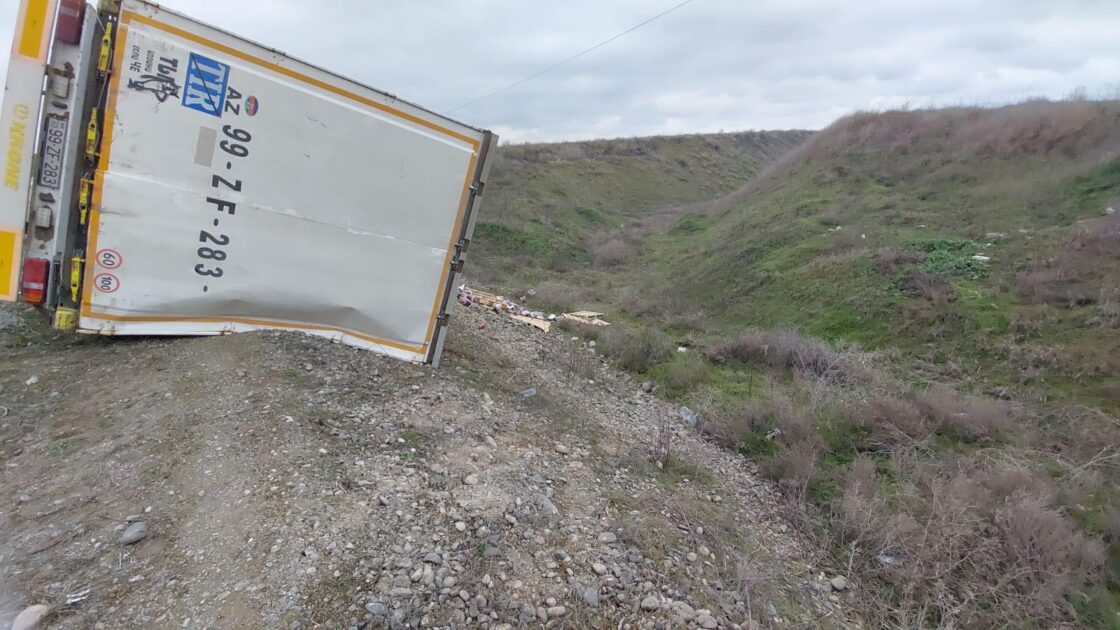 Azərbaycan-Rusiya sərhədində QƏZA: TIR AŞDI - FOTOLAR