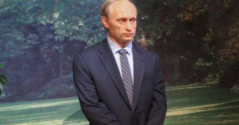 Putinin mum heykəli muzeydən götürüldü – FOTO