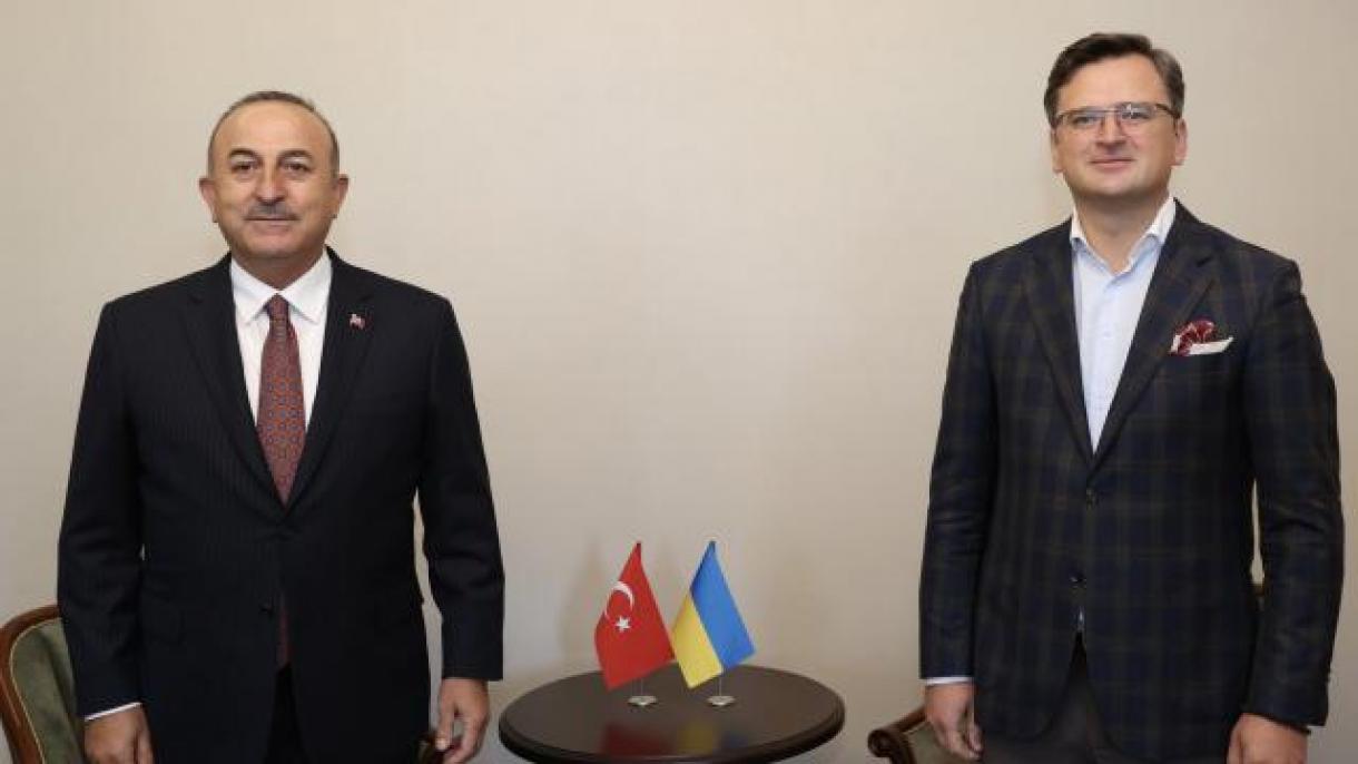 Çavuşoğlu Kuleba ilə Ukraynadan təxliyə məsələlərini müzakirə etdi