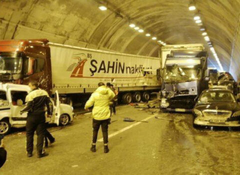 Türkiyədə zəncirvari yol qəzası  – Yaralananlar var