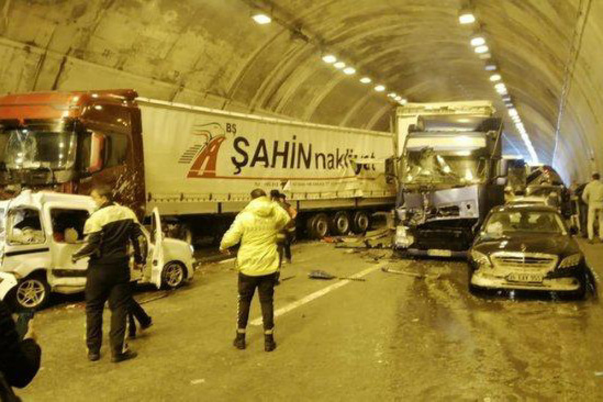 Türkiyədə zəncirvari yol qəzası - Yaralananlar var