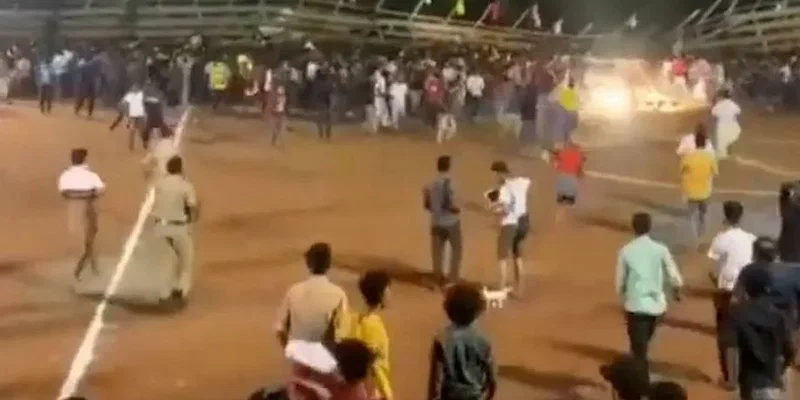 Hindistanda futbol matçı zamanı tribuna çökdü - 200-dən çox insan xəsarət aldı - VİDEO