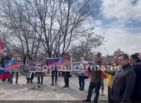 Ermənilər İrəvanda ABŞ-dan Ukraynaya dəstəyi dayandırmaq tələbi ilə AKSİYA KEÇİRDİ – VİDEO