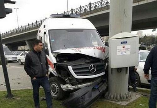 Təcili tibbi yardım maşını qəzaya uğradı