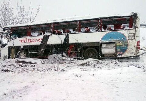 Türkiyədə mikroavtobus aşdı: 14 nəfər yaralandı