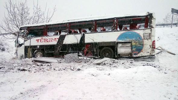 Türkiyədə mikroavtobus aşdı: 14 nəfər yaralandı