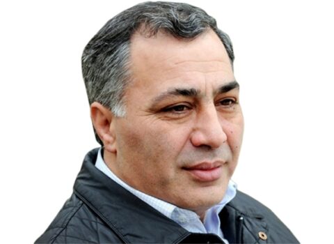 Azərbaycanda yazıçı-tənqidçinin telefonu oğurlandı