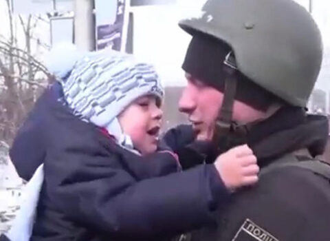 Ukraynalı polisin körpəsi ilə vidalaşma anı… – TƏSİRLİ VİDEO