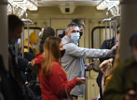 Rusiyada qeyri-adi QƏRAR: Metroda maska taxan şübhəli şəxs kimi cərimələnəcək – FOTO