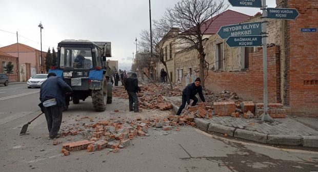 Gəncədə hasar nənə və nəvənin üzərinə aşdı – FOTO