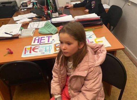 Moskva polisi “Müharibəyə yox” deyən uşaqlara DƏHŞƏT YAŞATDI – FOTO/VİDEO + ÖZƏL