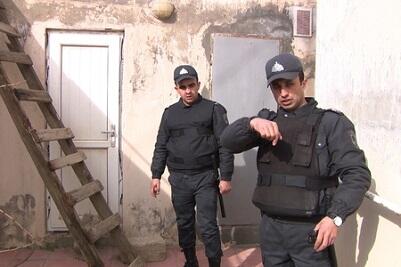 Polis yaşlı qadını qucağında apardı – VİDEO