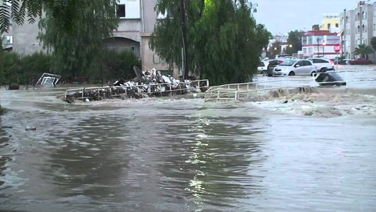 İstanbulda sel: Azərbaycanlının evi su altında qaldı
