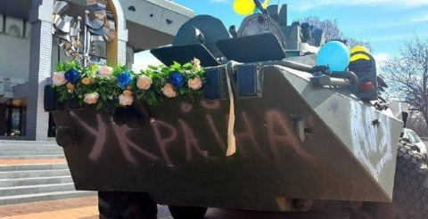 Ruslardan qənimət götürülən tank ukraynalı əsgərin toyunda GƏLİN MAŞINI OLDU – FOTOLAR