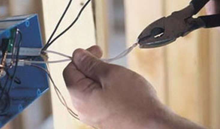 Kişini elektrik cərəyanı vuraraq öldürdü