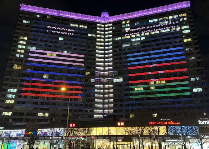 Moskvada məşhur bina Azərbaycan bayrağı rəngində işıqlandırılıb - FOTO