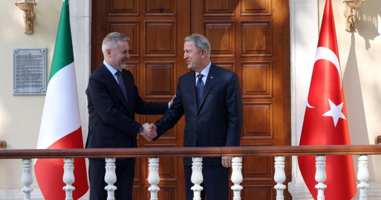 Hulusi Akar italiyalı həmkarı ilə görüşdü Hulusi Akar italiyalı həmkarı ilə görüşdü