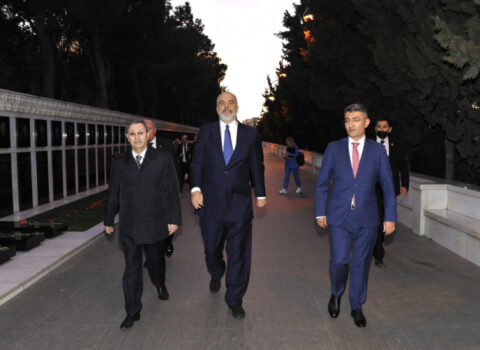 Albaniyanın Baş naziri Şəhidlər xiyabanını ziyarət etdi