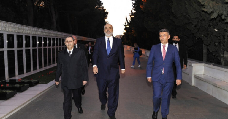 Albaniyanın Baş naziri Şəhidlər xiyabanını ziyarət etdi Albaniyanın Baş naziri Şəhidlər xiyabanını ziyarət etdi
