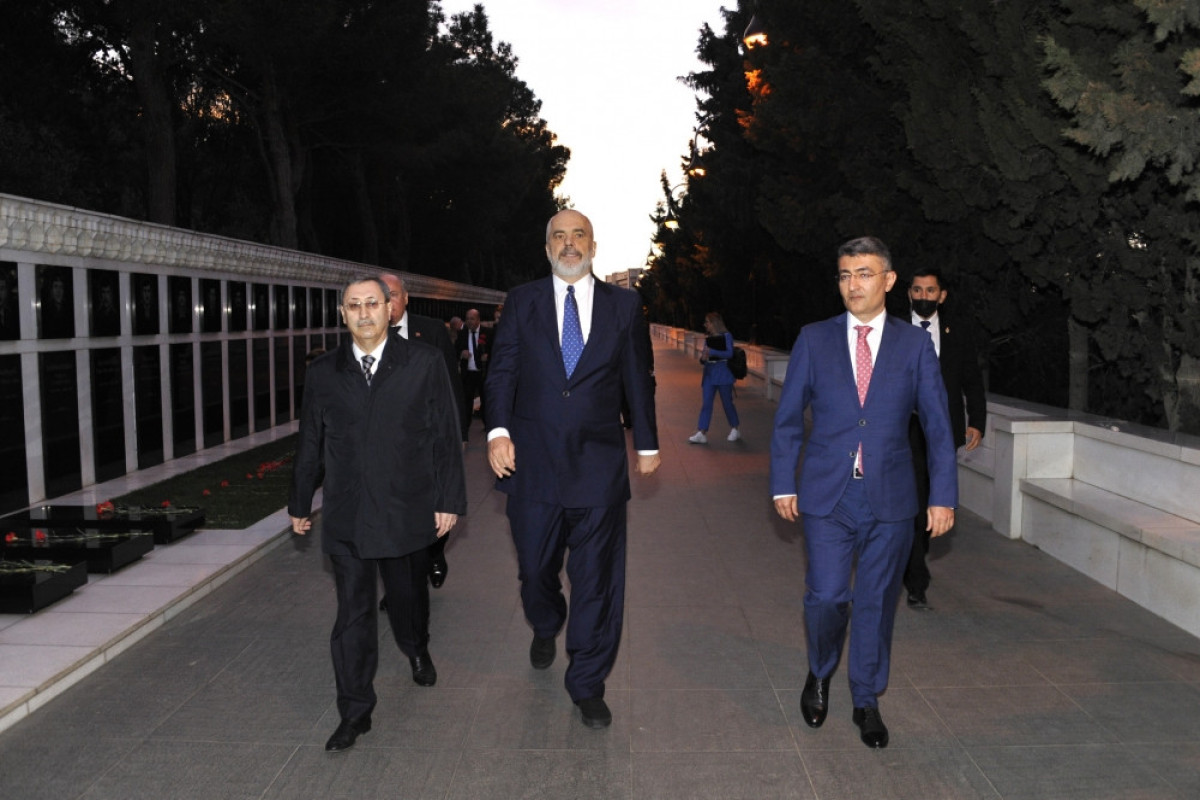 Albaniyanın Baş naziri Şəhidlər xiyabanını ziyarət etdi