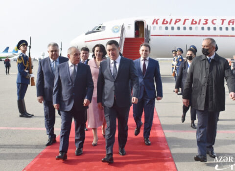 Qırğızıstan Prezidenti Azərbaycana rəsmi səfərə gəldi – YENİLƏNİB