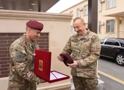 Hikmət Mirzəyev Prezidentə beret təqdim etdi – VİDEO