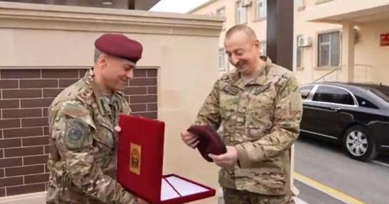Hikmət Mirzəyev Prezidentə beret təqdim etdi – VİDEO Hikmət Mirzəyev Prezidentə beret təqdim etdi – VİDEO