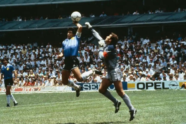 Maradonanın məşhur oyunda geyindiyi forma hərraca çıxarıldı - ŞOK QİYMƏT