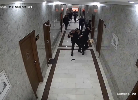 Arvadını güllələyən polis belə saxlanılıb – VİDEO