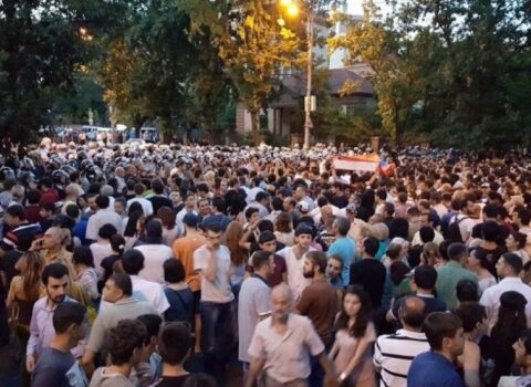 İrəvanın baş meydanında mitinq keçirilir
