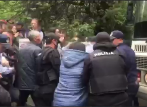 Almatıda yenə ARA QARIŞDI – Polis siyasi məhbusların azad edilməsini tələb edən etirazçıları SAXLADI – VİDEOLAR