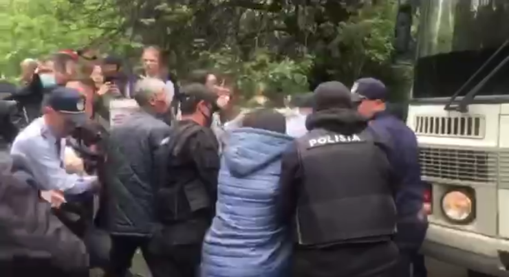 Almatıda yenə ARA QARIŞDI – Polis siyasi məhbusların azad edilməsini tələb edən etirazçıları SAXLADI – VİDEOLAR Almatıda yenə ARA QARIŞDI – Polis siyasi məhbusların azad edilməsini tələb edən etirazçıları SAXLADI – VİDEOLAR