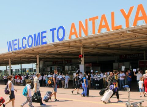 Rusiyalı Antalya hava limanında ÖZÜNÜ ASDI – SƏBƏB + VİDEO